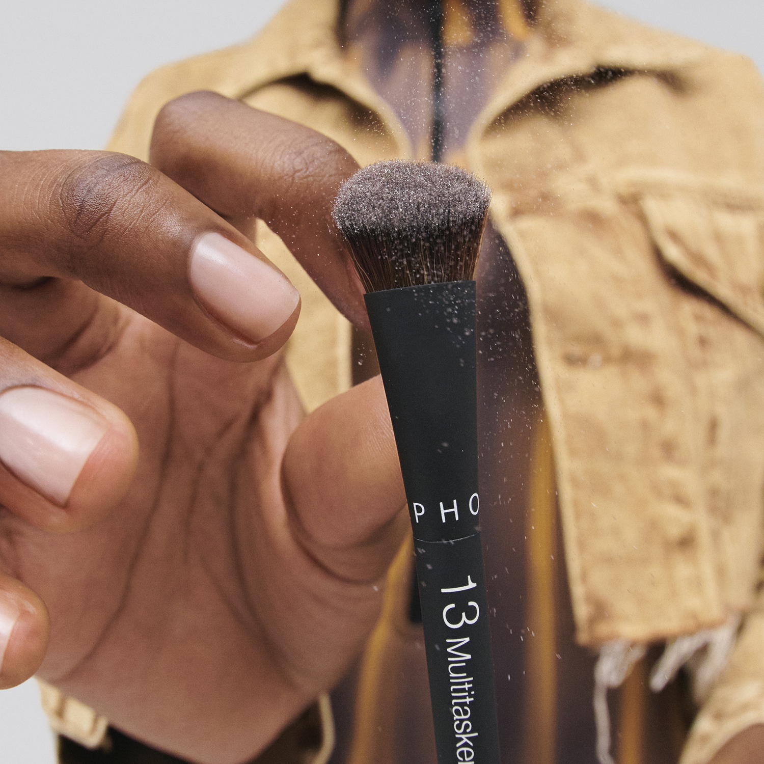 THE MULTITASKER EYE BRUSH-24 13 (PINCEL MULTIUSOS PARA OJOS)